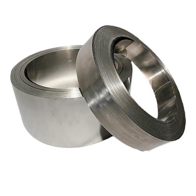 La tira de acero inoxidable pulida de la bobina perforó SS304 316 430 final del grado 2B laminado en caliente